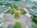 駅前ロータリー。右手に伊豆急行線・片瀬白田駅。 (周辺)